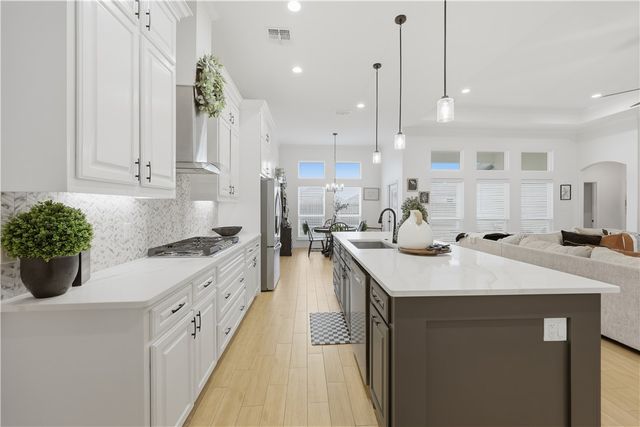 105 Sapphire St, Portland, TX 78374