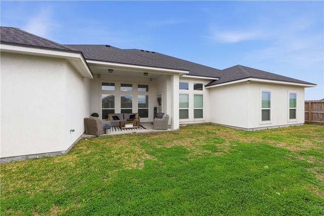 105 Sapphire St, Portland, TX 78374