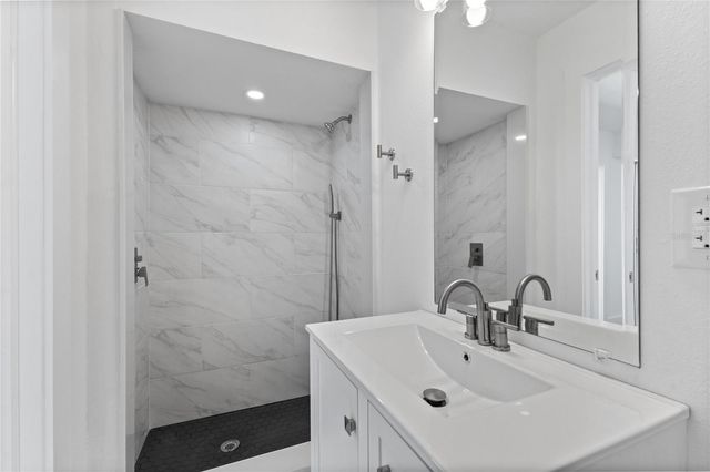 4902 STOLLS AVENUE, Tampa, FL 33615