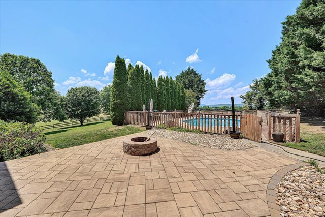 341 Sommersby LN, Troutville, VA 24175