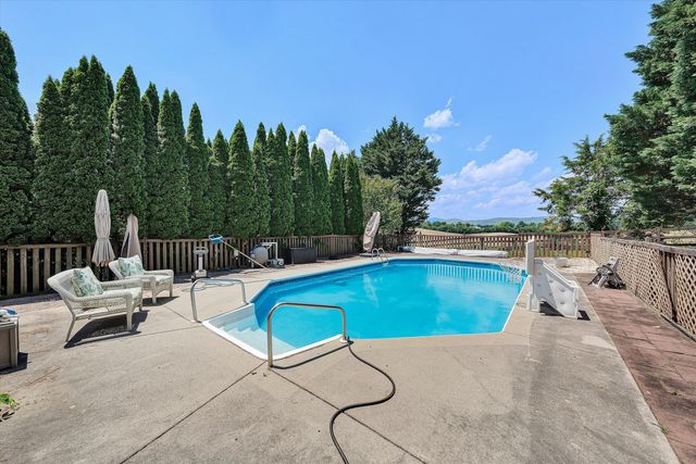 341 Sommersby LN, Troutville, VA 24175