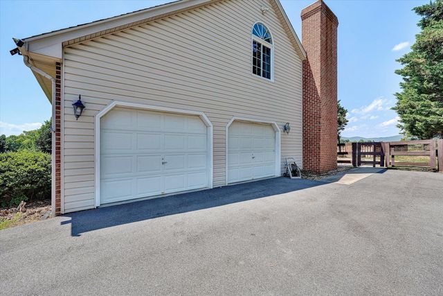 341 Sommersby LN, Troutville, VA 24175