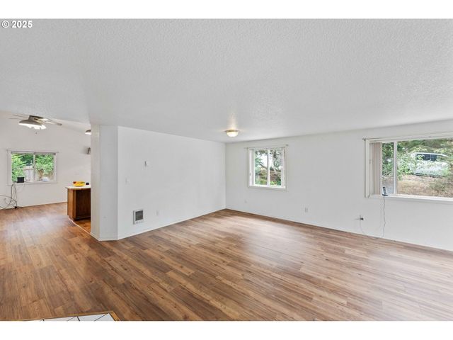 925 CHICKSES Dr, Coos Bay, OR 97420