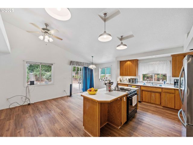 925 CHICKSES Dr, Coos Bay, OR 97420