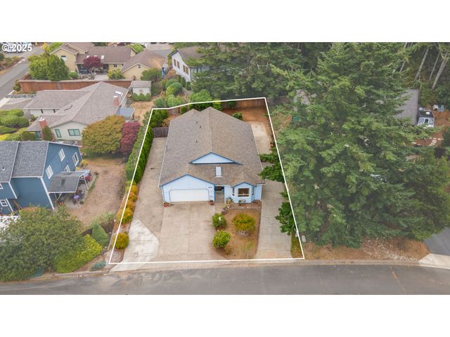 925 CHICKSES Dr, Coos Bay, OR 97420