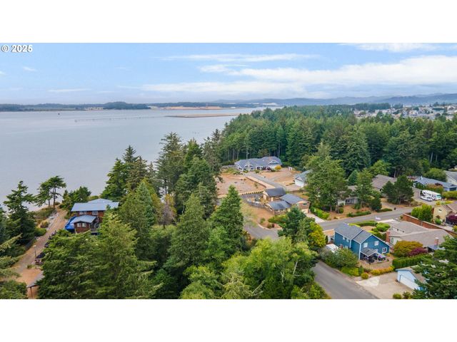 925 CHICKSES Dr, Coos Bay, OR 97420