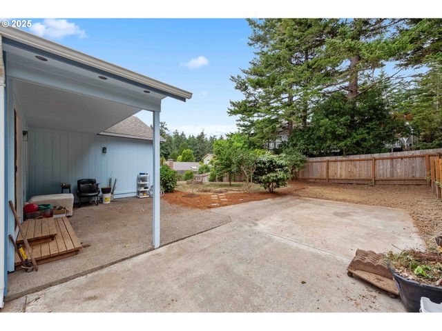 925 CHICKSES Dr, Coos Bay, OR 97420