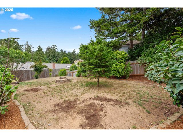 925 CHICKSES Dr, Coos Bay, OR 97420