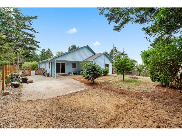 925 CHICKSES Dr, Coos Bay, OR 97420