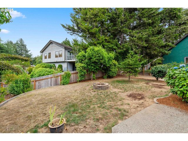 925 CHICKSES Dr, Coos Bay, OR 97420
