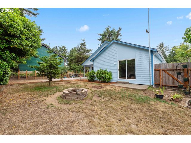 925 CHICKSES Dr, Coos Bay, OR 97420
