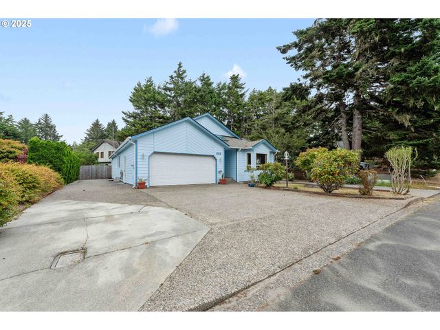 925 CHICKSES Dr, Coos Bay, OR 97420