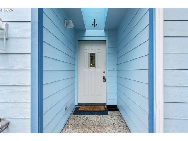925 CHICKSES Dr, Coos Bay, OR 97420