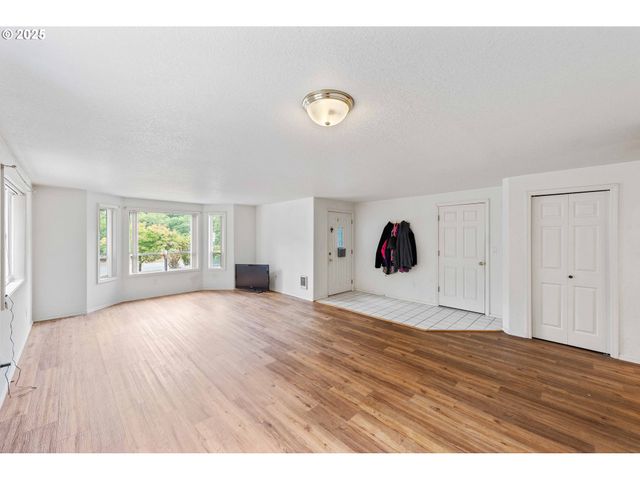 925 CHICKSES Dr, Coos Bay, OR 97420