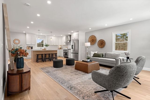 15 Tenth St, Tewksbury, MA 01876