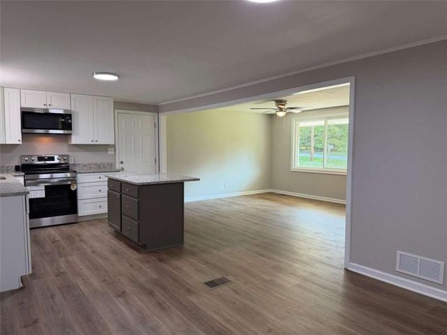 65 W Meadowcliff Circle, Carrollton, GA 30116
