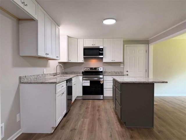 65 W Meadowcliff Circle, Carrollton, GA 30116