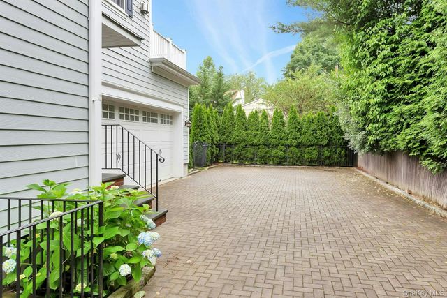 11 Plandome Drive, Manhasset, NY 11030