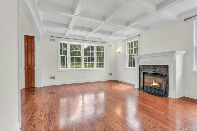 11 Plandome Drive, Manhasset, NY 11030