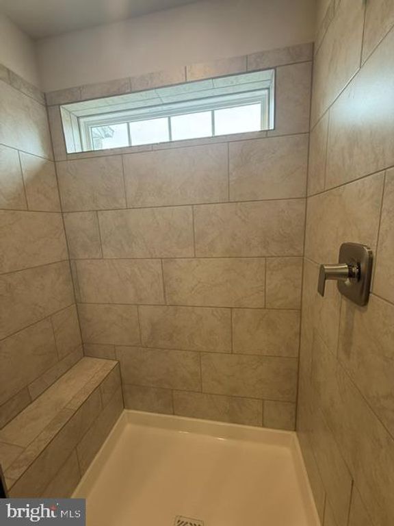 Image 9 of property listing at 7604 RIVER REACH RD, Baltimore, MD 21244