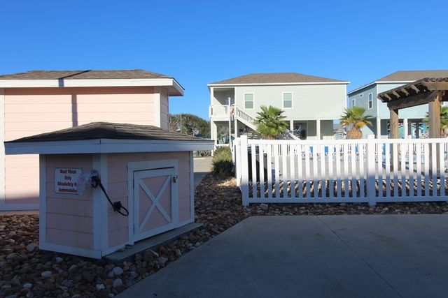 107 Palancar, Rockport, TX 78382