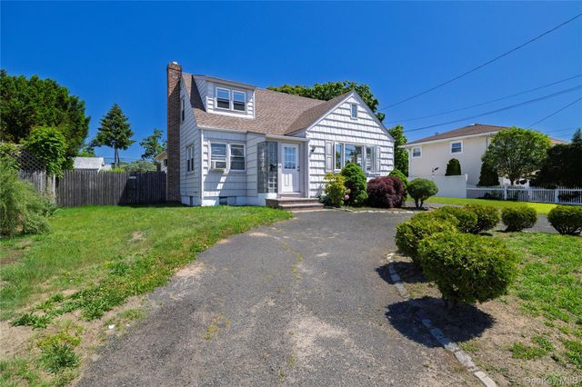 24 W Windsor Parkway, Oceanside, NY 11572