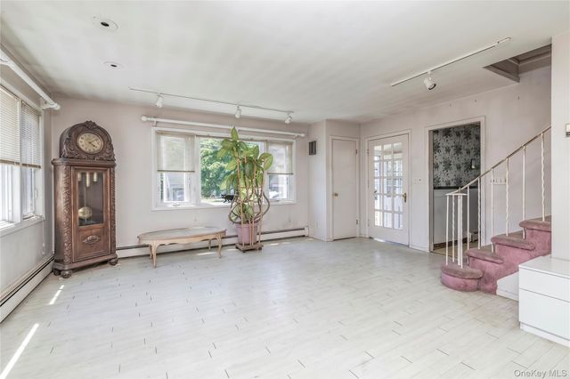 24 W Windsor Parkway, Oceanside, NY 11572
