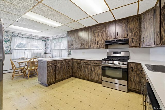 24 W Windsor Parkway, Oceanside, NY 11572