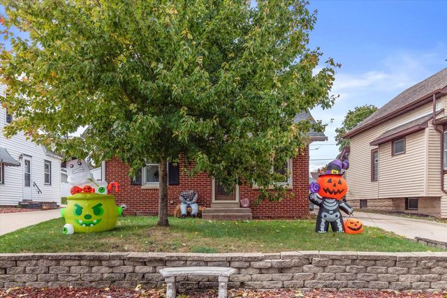 2172 S 98th STREET, West Allis, WI 53227