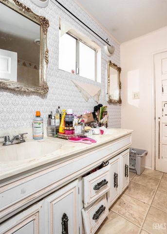 518 Monterey Street, Bakersfield, CA 93305