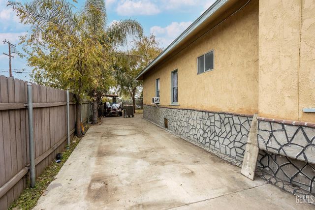 518 Monterey Street, Bakersfield, CA 93305