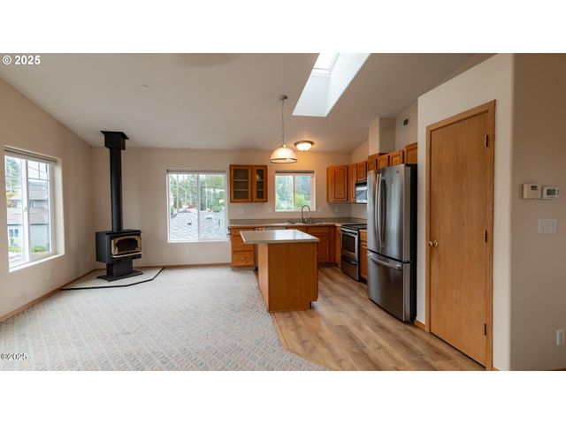 203 Se SURF Ave, Lincoln City, OR 97367