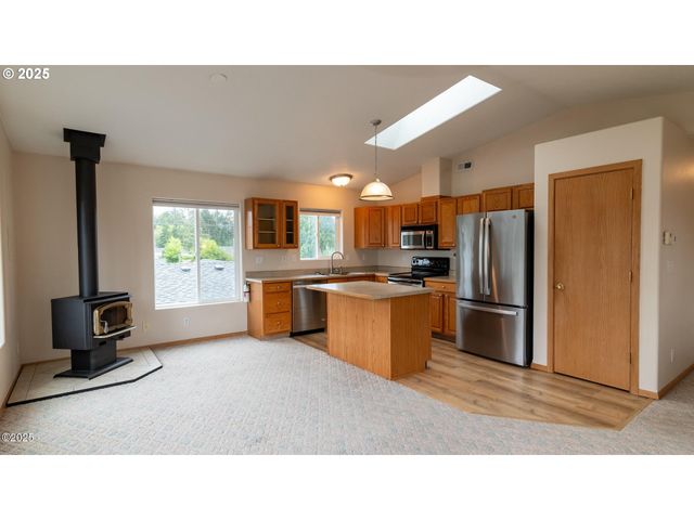 203 Se SURF Ave, Lincoln City, OR 97367