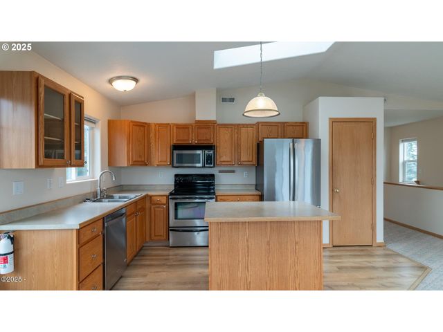 203 Se SURF Ave, Lincoln City, OR 97367