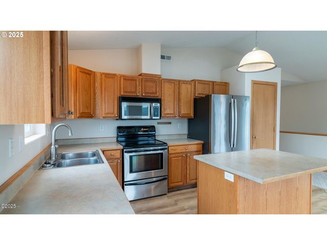 203 Se SURF Ave, Lincoln City, OR 97367