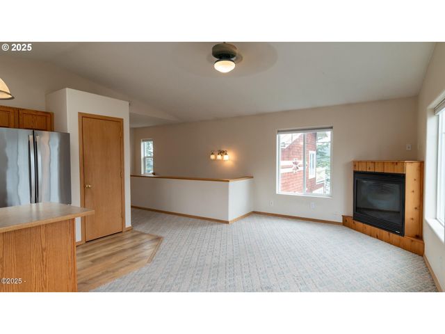 203 Se SURF Ave, Lincoln City, OR 97367