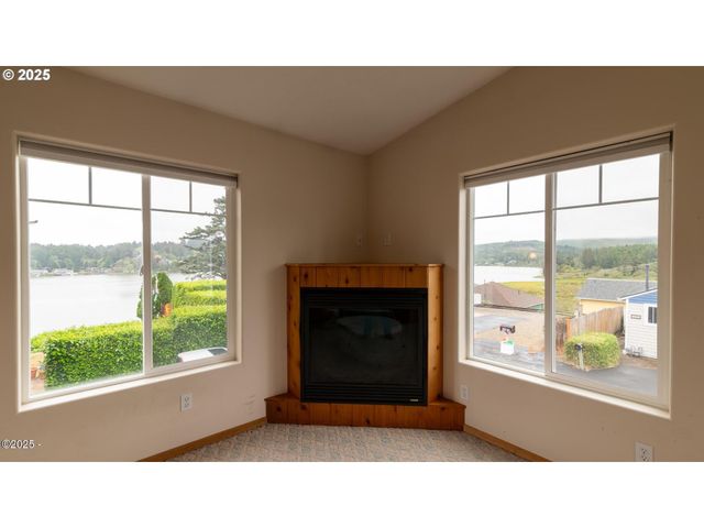 203 Se SURF Ave, Lincoln City, OR 97367