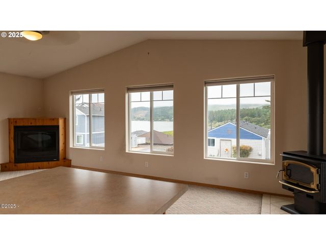 203 Se SURF Ave, Lincoln City, OR 97367