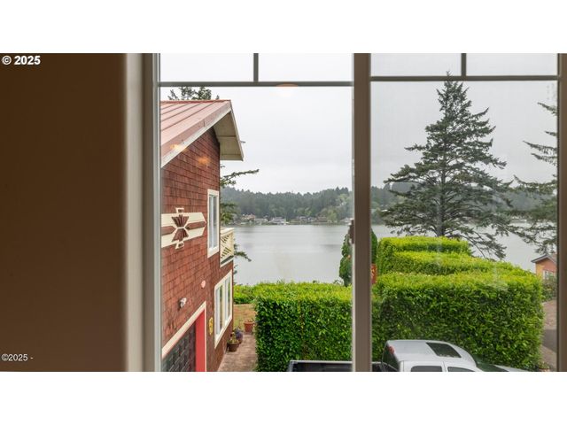 203 Se SURF Ave, Lincoln City, OR 97367