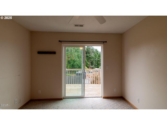 203 Se SURF Ave, Lincoln City, OR 97367