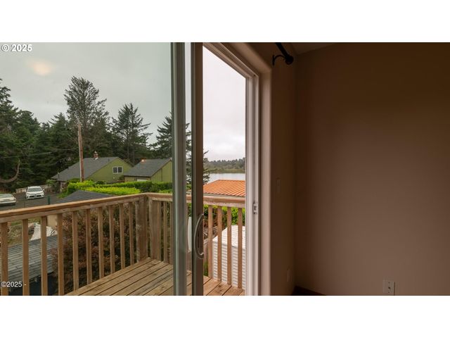 203 Se SURF Ave, Lincoln City, OR 97367