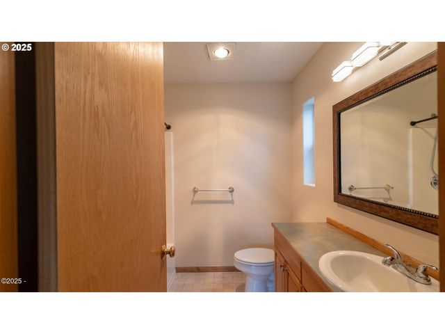 203 Se SURF Ave, Lincoln City, OR 97367