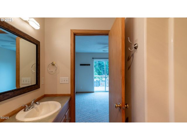 203 Se SURF Ave, Lincoln City, OR 97367