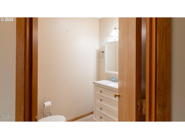 203 Se SURF Ave, Lincoln City, OR 97367