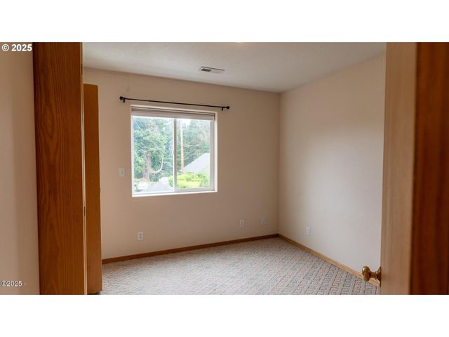 203 Se SURF Ave, Lincoln City, OR 97367