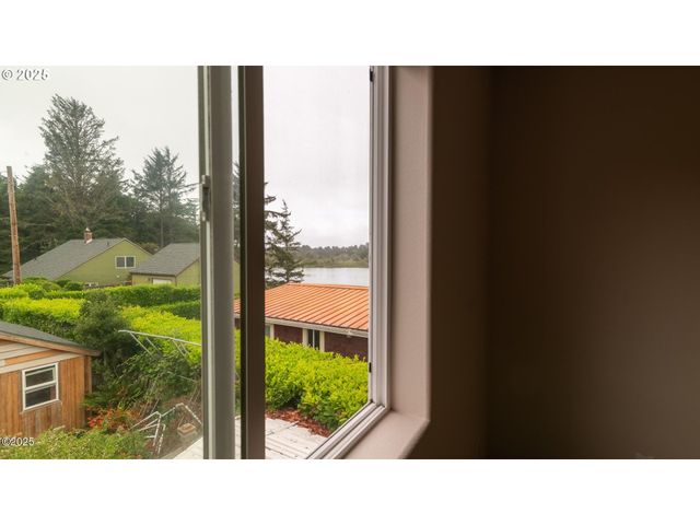 203 Se SURF Ave, Lincoln City, OR 97367