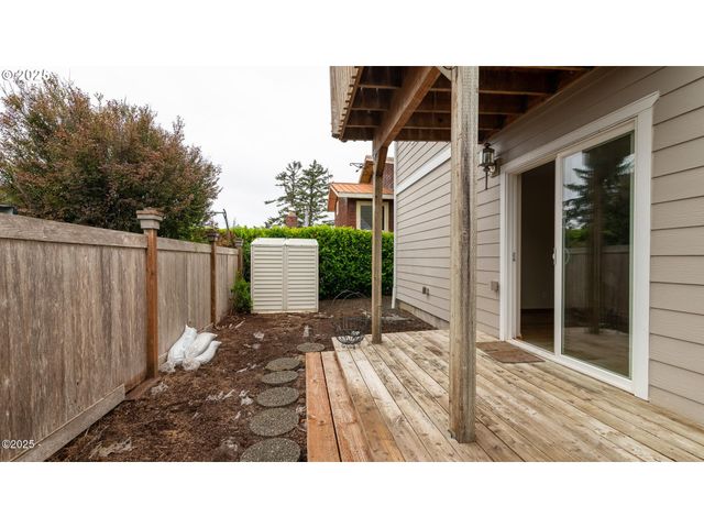 203 Se SURF Ave, Lincoln City, OR 97367