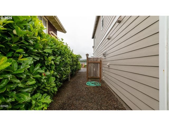 203 Se SURF Ave, Lincoln City, OR 97367