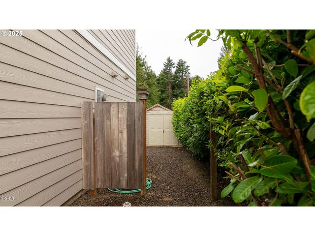 203 Se SURF Ave, Lincoln City, OR 97367