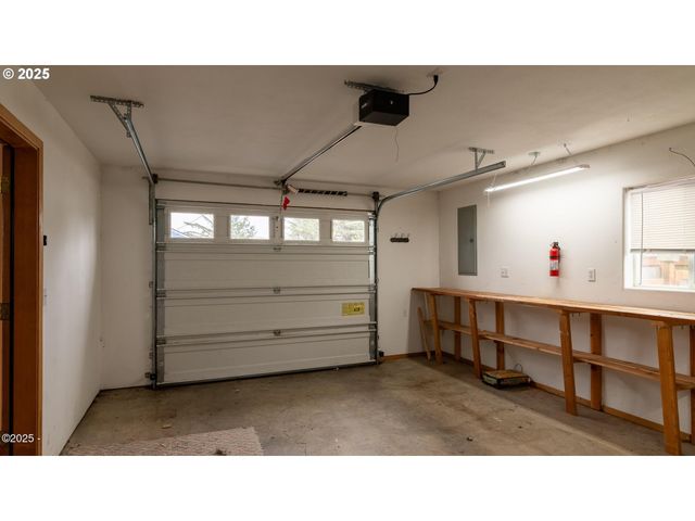 203 Se SURF Ave, Lincoln City, OR 97367